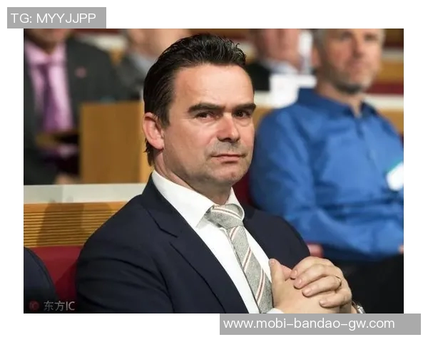 阿贾克斯再度寻求奥维马斯回归担任技术总监的可能性 阿贾克斯再度寻求奥维马斯回归担任技术总监的可能性