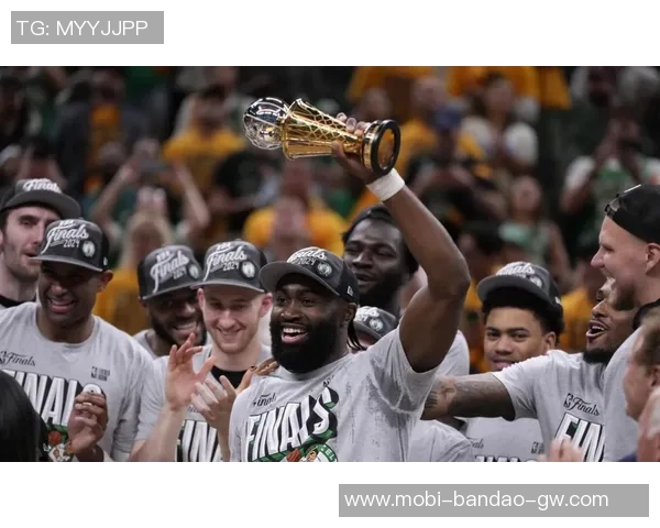 杰伦布朗全能表现助力球队稳定胜利30分10板5助3断展现全面实力